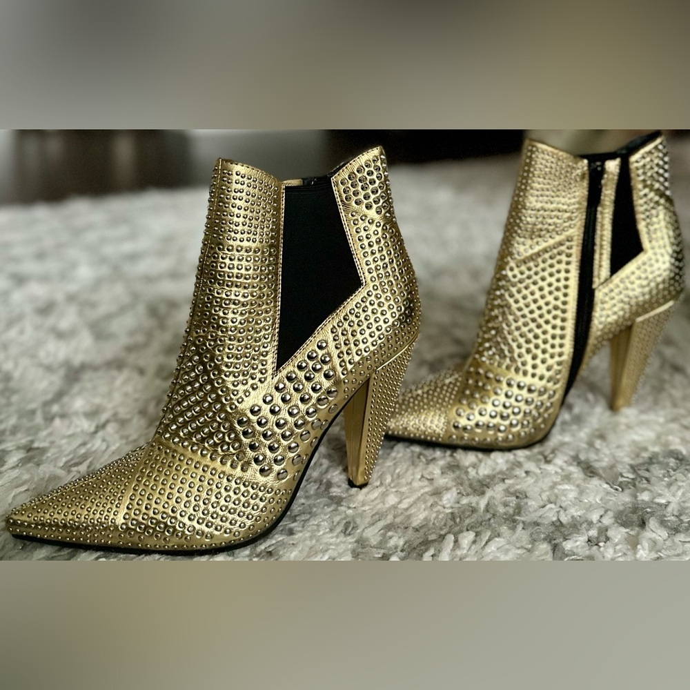 RARE JEFFREY CAMPBELL NWT Studd Bootie in Gold w Silver Studs -Size 7.5